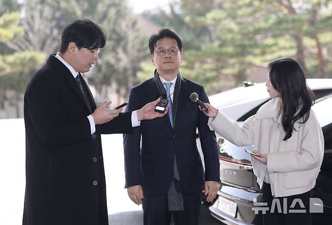 [서울=뉴시스] 김명년 기자 = 헌법재판소에서 탄핵소추안이 기각되면서 직무에 복귀한 이창수 중앙지검장이 13일 오후 서울 서초구 서울중앙지방검찰청으로 출근하며 입장을 밝히고 있다 2025.03.13. kmn@newsis.com