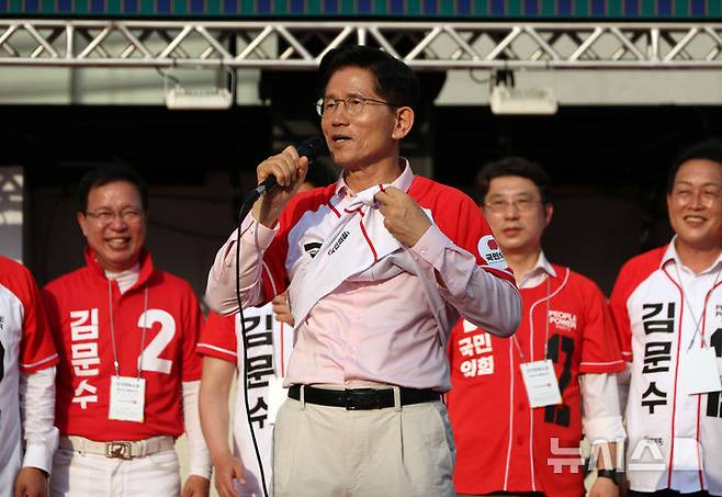 [하남=뉴시스] 고승민 기자 = 김문수 국민의힘 대선 후보가 20일 경기 스타필드 하남에서 유세를 하고 있다. 2025.05.20. kkssmm99@newsis.com
