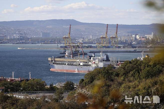 [노보로시스크(러시아)=AP/뉴시스]2022년 10월11일 러시아 노보로시스크에 러시아의 그림자 함대로 의심되는 유조선 한 척이 정박해 있다. 유럽연합(EU)은 20일 200척 가까운 그림자함대를 겨냥해 러시아에 대한 새로운 제재를 부과했다.﻿ 2025.05.20.