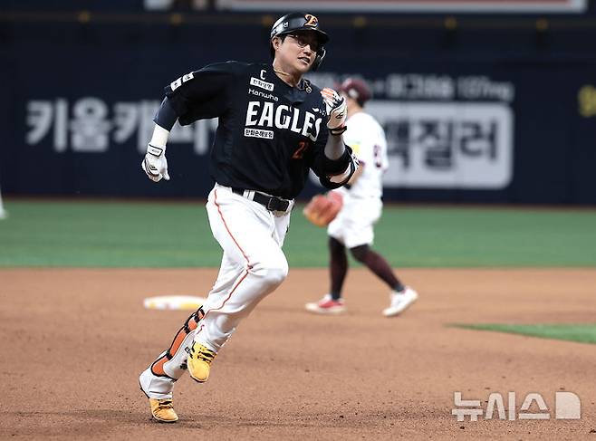 [서울=뉴시스] 정병혁 기자 = 지난 9일 서울 구로구 고척스카이돔에서 열린 2025 KBO리그 한화 이글스 대 키움 히어로즈의 경기, 9회초 2사 2루 상황 한화 채은성이 1타점 3루타를 친 뒤 그라운드를 돌고 있다. 2025.05.09. jhope@newsis.com