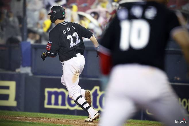 [서울=뉴시스] 프로야구 KT 위즈 장성우가 지난 17일 서울 잠실구장에서 열린 2025 신한 쏠뱅크 KBO리그 LG 트윈스와의 경기에서 안타를 치고 베이스를 돌고 있다. (사진=KT 위즈 제공) 2025.05.17. *재판매 및 DB 금지