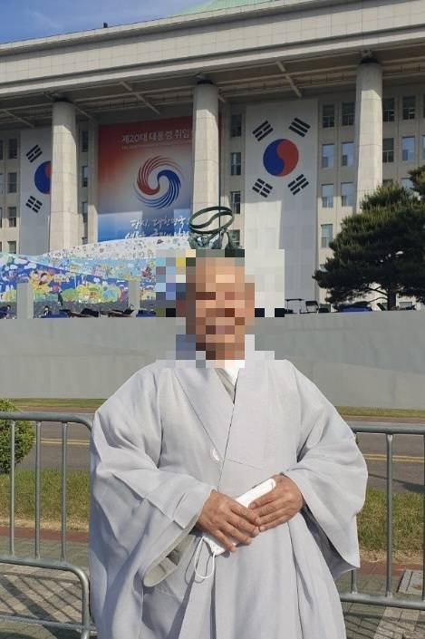 2022년 5월 10일, 세계법왕일붕문도중앙회 네이버 밴드에 올라온 게시물. 승려 정 모 씨 뒤로 ‘제20대 대통령 취임식’이라고 적힌 현수막이 눈에 띈다. 이날 대통령 취임식은 국회의사당에서 진행됐다.&nbsp;
