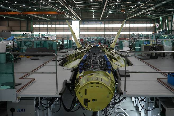 국산 초음속 전투기 KF-21 최초양산 1호기 조립 모습 [방위사업청 제공]
