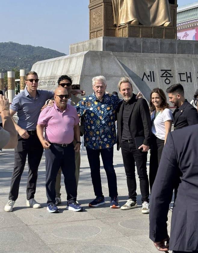 광화문광장 세종대왕 동상 앞에서 사진을 찍는 클린턴 전 대통령 [온라인 커뮤니티 캡처]