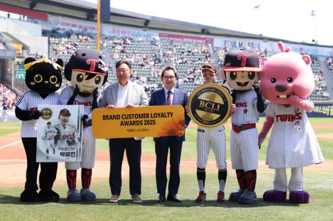 LG 차명석 단장(왼쪽부터), 한국소비자브랜드위원회 윤은기 위원장, 박해민. LG 트윈스