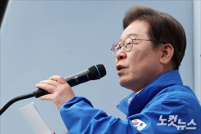 이재명 더불어민주당 대선 후보가 19일 서울 영등포구 타임스퀘어 광장에서 열린 선거유세에서 지지를 호소하고 있다. 윤창원 기자