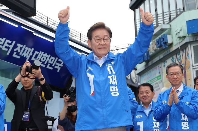 더불어민주당 이재명 대선 후보가 20일 경기 의정부 로데오거리에서 열린 유세에서 시민들에게 인사하고 있다. 연합뉴스