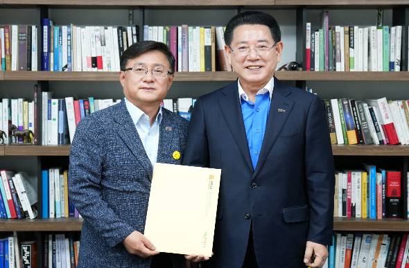 김영록 전라남도지사가 20일 국회에서 김성환 더불어민주당 의원과 면담을 갖고 '글로벌 해상풍력 생태계 조성' 등 도 현안 해결을 위한 건의 및 협조를 요청했다. 전남도 제공