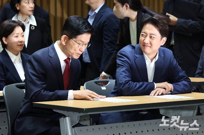 국민의힘 김문수 대선 후보와 개혁신당 이준석 대선 후보가 19일 오전 서울 중구 서울시청에서 열린 약자와 동행하는 서울 토론회에 참석해 있다. 황진환 기자