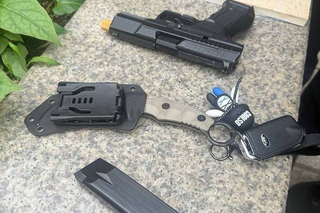 남성이 가방에 소지하고 있던 칼과 BB탄총. 연합뉴스