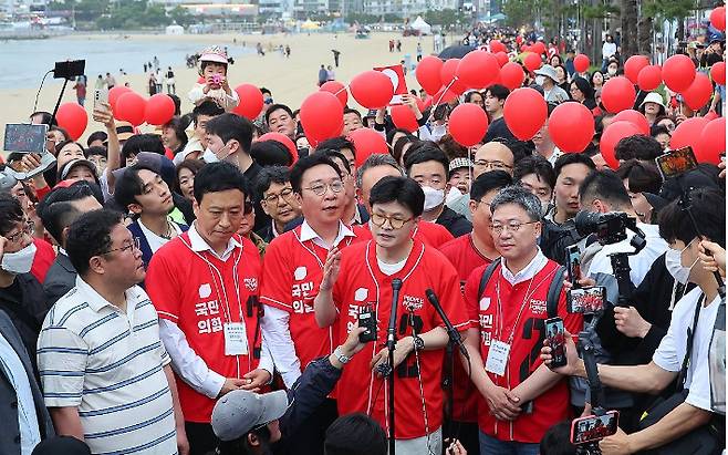 한동훈 전 국민의힘 대표가 20일 오후 부산 수영구 광안리해수욕장을 찾아 취재진 질문에 답하고 있다. 연합뉴스