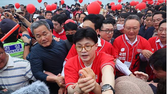 한동훈 전 국민의힘 대표가 20일 오후 부산 수영구 광안리해수욕장을 찾아 지지들과 인사를 나누고 있다. 연합뉴스
