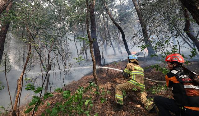 4월 28일 대구 북구 노곡동 함지산에서 소방관들이 산불을 끄고 있다. 연합뉴스