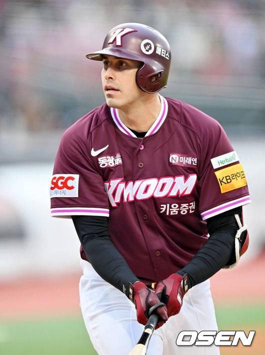 [OSEN=수원, 민경훈 기자] 3일 오후 수원 KT위즈파크에서 ‘2025 신한 SOL Bank KBO리그’ KT 위즈와 키움 히어로즈의 경기가 열렸다.홈팀 KT는 오원석, 원정팀 키움은 하영민을 선발로 내세웠다. 1회초 1사 주자 1루 키움 카디네스가 타석에서 헛스윙 삼진아웃을 당하며 당황하고 있다. 2025.05.03 / rumi@osen.co.kr