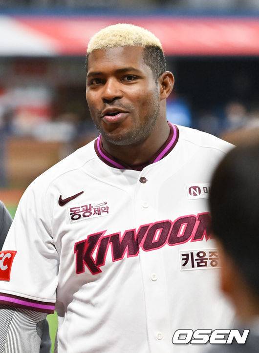 [OSEN=고척, 박준형 기자] 프로야구 키움 히어로즈가 투타 완벽한 조화를 이루며 2연패에서 벗어났다.&nbsp;키움은 22일 서울 고척스카이돔에서 열린 ‘2025 신한은행 SOL Bank KBO리그’ 두산 베어스와의 경기에서 5-4로 승리했다. 이날 승리로 2연패를 끊고 주중 3연전 기선 제압에 성공했다.&nbsp;경기종료 후 키움 푸이그가 미소 짓고 있다. 2025.04.22 /