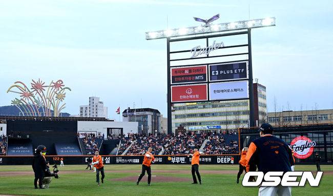 [OSEN=대전, 최규한 기자] 28일 오후 대전 한화생명 볼파크에서 ‘2025 신한 SOL Bank KBO리그’ 한화 이글스와 KIA 타이거즈의 경기가 열렸다.대전 신구장 첫 공식경기를 갖는 홈팀 한화는 코디 폰세, 방문팀 KIA는 제임스 네일을 선발로 내세웠다.한화 영구결번 레전드 송진우, 장종훈, 정민철, 김태균이 시구를 하고 있다. 2025.03.28 / dreamer@osen.co.kr