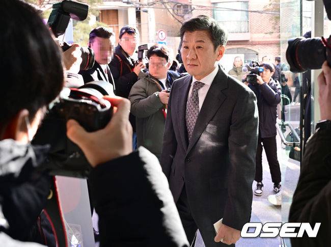 [OSEN=김성락 기자] 제55대 대한축구협회 회장 선거에 출마한 정몽규 후보가 4연임에 성공했다.&nbsp;제 55대 대한축구협회 회장 선거가 26일 서울 종로구 신문로 축구회관 2층에서 열렸다.&nbsp;이날 정몽규 후보는 선거인단 192명 중 183명이 투표한 가운데 156표의 압도적인 지지를 받아 당선이 확정됐다.&nbsp;정몽규 축구협회장이 축구 협회로 들어서고 있다. 2025.02.26 / ksl0919@osen.co.kr