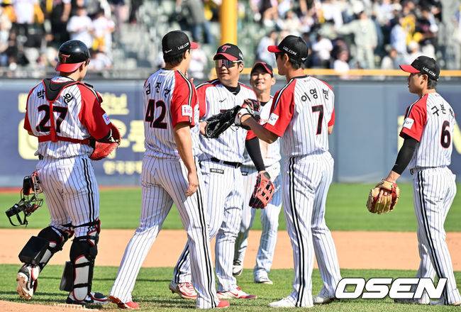 [OSEN=잠실, 민경훈 기자] 18일 오후 서울 잠실야구장에서 2025 신한 SOL Bank KBO리그 LG 트윈스와 KT 위즈의 경기가 열렸다.이 경기에서 LG는 KT에 5-1로 승리했다. LG는 리그에서 가장 먼저 30승(16패) 고지에 올랐다. 10승, 20승, 30승 모두 가장 빨랐다.&nbsp;LG 박동원과 문보경이 나란히 투런 홈런을 터뜨렸고, 김현수는 3타수 2안타 1타점 2득점을 기록했다.&nbsp;LG 선발 치리노스는 6이닝 동안 97구를 던지며 5피안타 무사사구 4탈삼진 1실점으로 호투했다.&nbsp;경기를 마치고 LG 선수들이 하이파이브를 하고 있다. 2025.05.18 /rumi@osen.co.kr