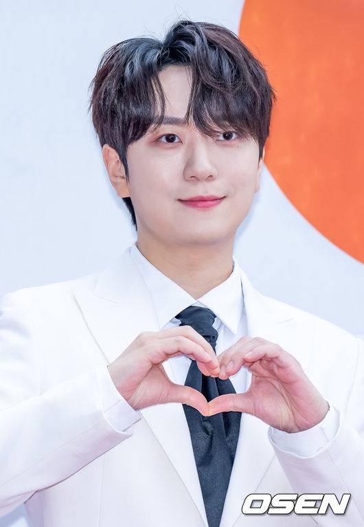 [OSEN=민경훈 기자] 25일 오후 서울 송파구 잠실종합운동장 학생체육관에서 '2022 K 글로벌 하트 드림 어워즈' (2022 K GLOBAL HEART DREAM AWARDS) 레드카펫 행사가 진행됐다.싸이(PSY), NCT DREAM, 투모로우바이투게더(TXT), 더보이즈(THE BOYZ), 프로미스나인, 비비지(VIVIZ), 헤이즈, 아이브(IVE), 르세라핌(LE SSERAFIM), 있지(ITZY), 오마이걸(OH MY GIRL), 케플러(Kep1er), 강다니엘(KANG DANIEL), AB6IX, 유주, TNX, 알렉사, 블리처스, 이무진, 비오, 골든차일드(Golden Child), 드림캐쳐(DREAMCATCHER)가 라인업에 올랐다.포레스텔라 고우림이 포토월에서 포즈를 취하고 있다. 2022.08.25 /rumi@osen.co.kr