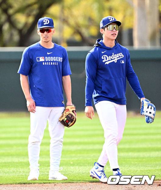 [OSEN=애리조나(미국), 이대선 기자] 17일(한국시간) 미국 애리조나주 글렌데일 캐멀백 랜치에서 2025 메이저리그 LA 다저스의 스프링캠프가 진행됐다.김혜성은 다저스와 최대 3+2년 2200만 달러(약 320억원) 계약에 합의하며 메이저리그 진출에 성공했다.LA 다저스 토미 에드먼과 김혜성이 수비 훈련을 하고 있다. 2025.02.17 / sunday@osen.co.kr