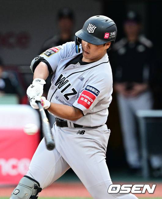 [OSEN=수원, 조은정 기자]20일 오후 수원 KT위즈파크에서 2025 신한 SOL Bank KBO리그 KT 위즈와 KIA 타이거즈의 경기가 열렸다.이날 홈팀 KT는 조이현을, 방문팀 KIA는 윤영철을 선발투수로 내세웠다.1회말 2사 1,3루 KT 강백호가 적시타를 때려내고 있다. 2025.05.20 /cej@osen.co.kr