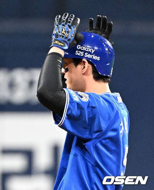 [OSEN=고척, 이대선 기자] 20일 오후 서울 고척스카이돔에서 2025 신한 SOL Bank KBO리그 키움 히어로즈와 삼성 라이온즈의 경기가 열렸다.키움은 로젠버그, 삼성은 원태인을 선발 투수로 내세웠다.11회초 2사 만루에서 삼성 구자욱이 좌중간 싹쓸이 적시 2루타를 치고 환호하고 있다. 2025.05.20 /sunday@osen.co.kr