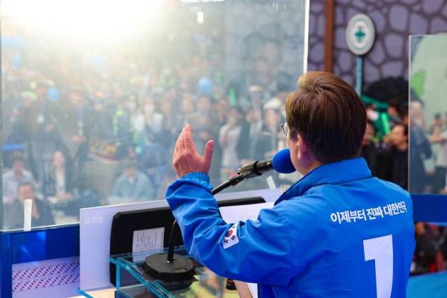 ▲더불어민주당 이재명 대선 후보가 19일 서울 마포구 KT&G 상상마당 앞에서 방탄유리가 설치된 유세차에 올라 연설하고 있다. ⓒ연합뉴스