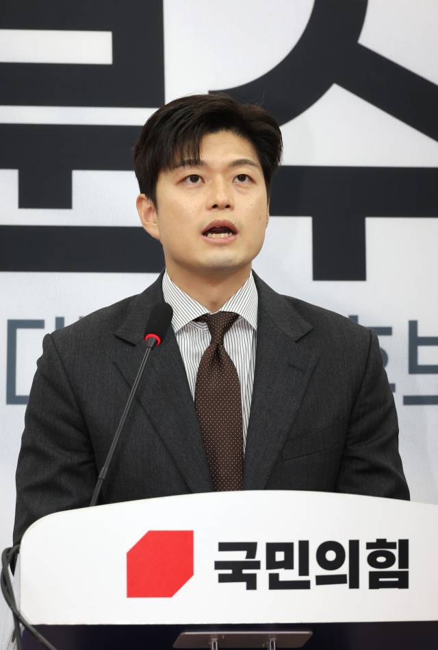 ▲국민의힘 김용태 비상대책위원장이 20일 서울 여의도 국회에서 김문수 후보 배우자 설난영, 더불어민주당 이재명 후보 배우자 김혜경 여사 등 대통령 후보 배우자 TV 토론을 제안하고 있다. ⓒ연합뉴스