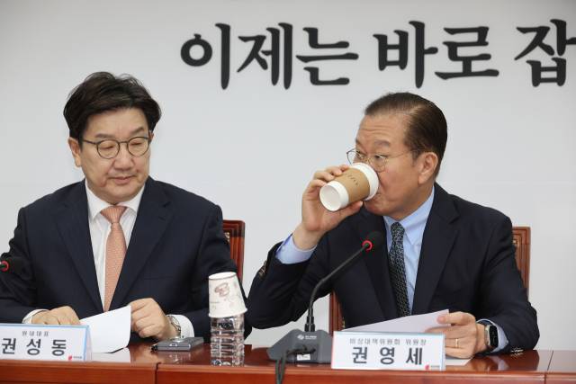 ▲국민의힘 권영세 비상대책위원장이 지난 10일 서울 여의도 국회에서 열린 비상대책위원회의에서 음료를 마시고 있다. (자료사진) ⓒ연합뉴스