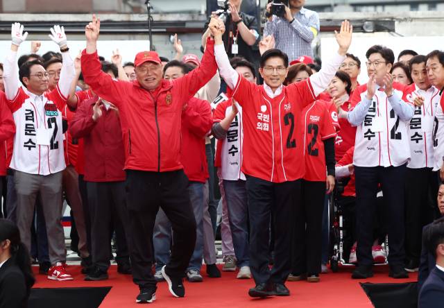 ▲국민의힘 김문수 대선 후보가 19일 서울역 광장 유세에서 가수 김흥국 씨와 함께 손을 들어보이고 있다. ⓒ연합뉴스