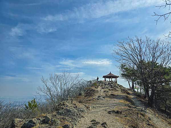 성암산 정상의 성암정.