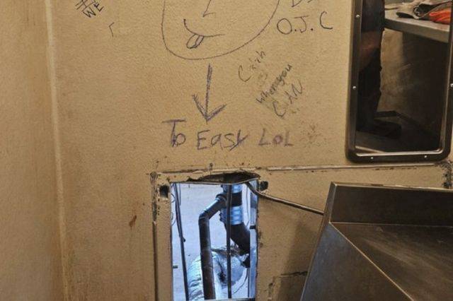 미국 교도소를 탈옥한 죄수들이 자신들이 빠져나간 구멍 위에 "너무 쉽네"라고 낙서를 남겼다. AP=연합뉴스