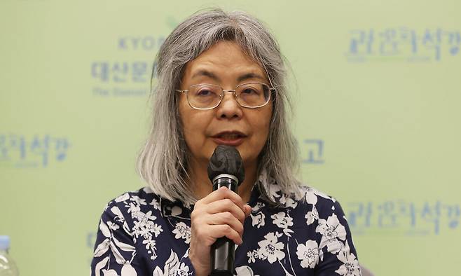 소설가 다와다 요코가 19일 서울 종로구 교보빌딩에서 열린 기자간담회에서 취재진의&nbsp;질문에 답하고 있다. 연합뉴스