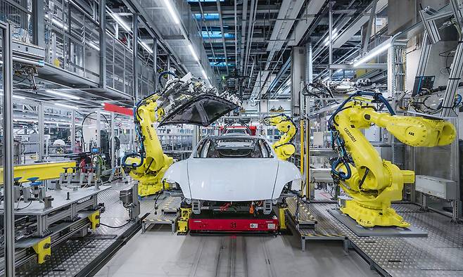 주펜하우젠 공장의 차량 상부 접합 공정.&nbsp;포르셰 제공