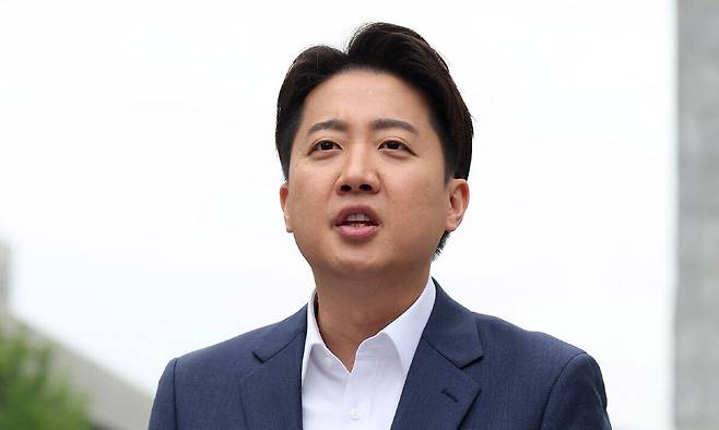 이준석 개혁신당 대선 후보가 19일 오전 서울 종로구 광화문광장 이순신동상 앞에서 기자회견을 하고 있다. 뉴시스