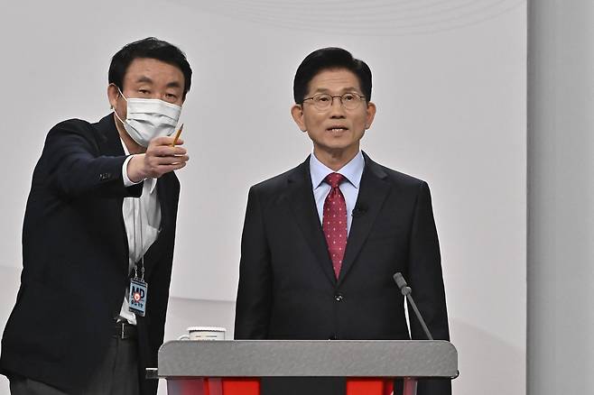 국민의힘 김문수 대통령 후보가 지난 18일 서울 마포구 SBS프리즘타워에서 중앙선거방송토론위원회 주관 제21대 대통령선거 후보자 토론회 준비를 하고 있다.&nbsp;국회사진기자단