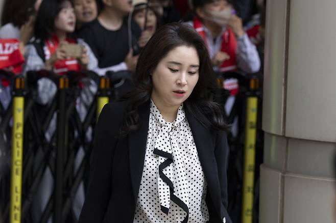 윤석열 전 대통령 내란수괴, 직권남용권리행사방해 혐의 사건 재판이 진행된 19일 변호인단 김계리 변호사가 서울중앙지법으로 출석하고 있다. 뉴스1