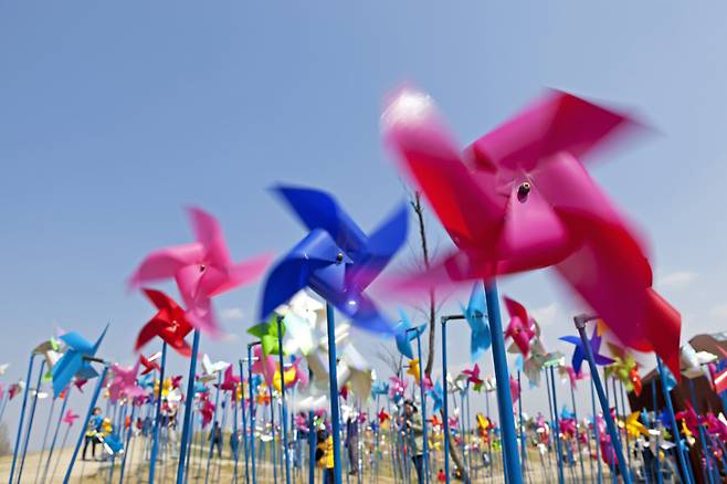 파란 하늘 아래, 바람이 만든 색의 물결. 파주 헤이리 마을 근처 바람개비 동산은 잠시 멈춰 서게 되는 풍경이다. 게티이미지뱅크