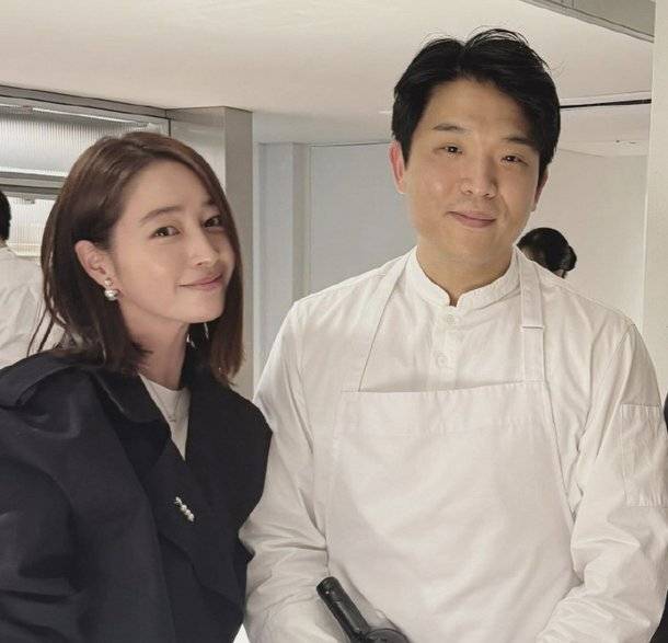 배우 이민정이 남편 이병헌을 빼고 안성재 셰프와 찍은 사진만 올렸다. 인스타그램 캡처.