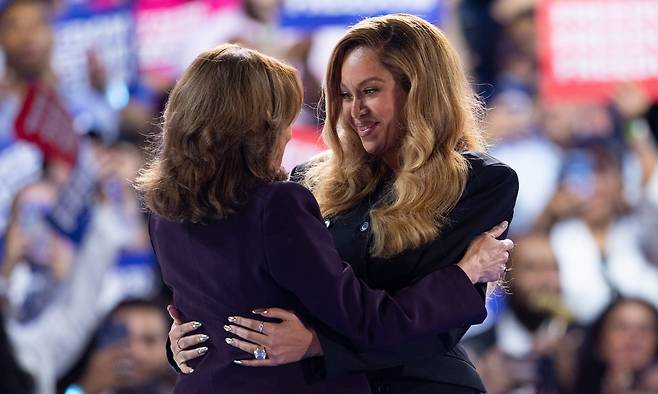 카멀라 해리스 전 미국 부통령(왼쪽), 비욘세.&nbsp;EPA연합뉴스