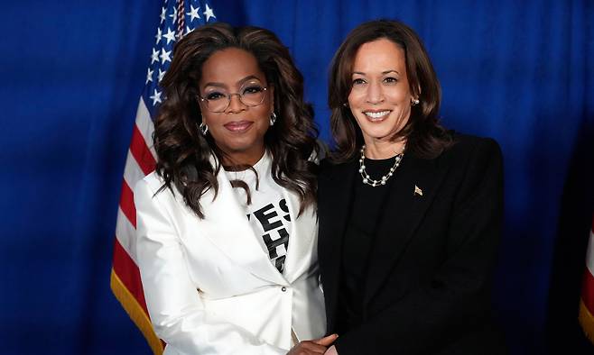 방송인 오프라 윈프리(왼쪽), 카멀라 해리스 전 미국 부통령.&nbsp;AP연합뉴스