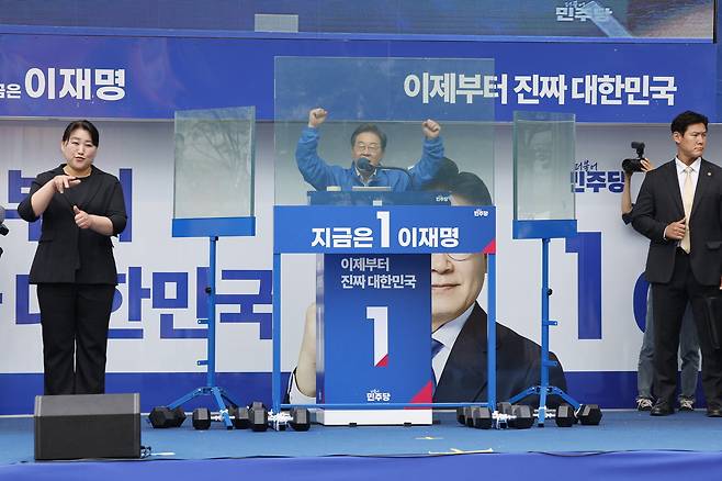 이재명 더불어민주당 대통령 후보가 수도권 표심잡기에 나선 20일 오후 경기 파주시 금릉역 중앙광장에서 지지를 호소하고 있다.&nbsp; &nbsp;뉴스1