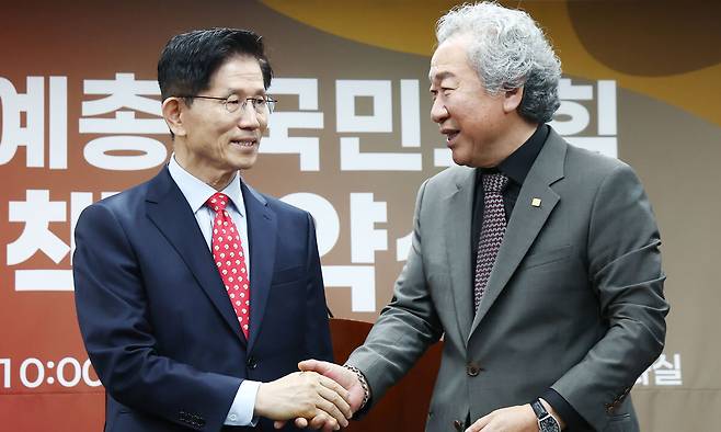 김문수 국민의힘 대통령 후보가 20일 서울 양천구 한국예술문화단체총연합회에서 열린 국민의힘·한국예총 정책협약식에서 조강훈 회장과 악수하고 있다. 뉴스1