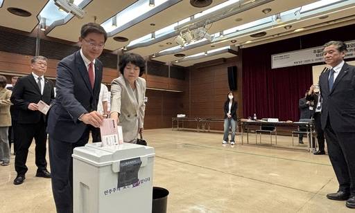 제21대 대통령 선거 재외투표가 시작된 20일 박철희 주일 한국대사(왼쪽)가 부인과 함께 일본 도쿄 미나토구 민단 한국중앙회관에 마련된 재외투표소에서 투표하고 있다. 연합뉴스