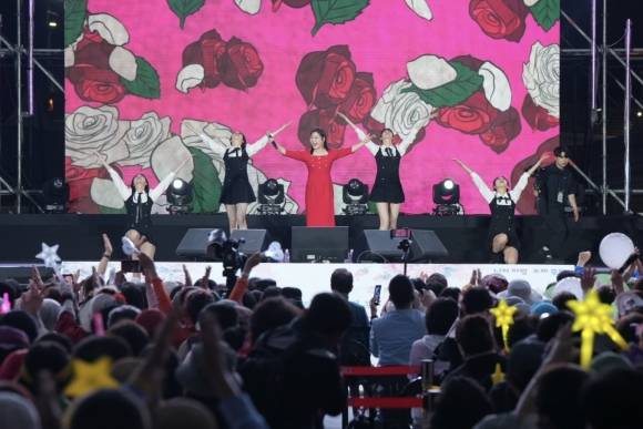 지난 18일 서울 중랑구 ‘제17회 중랑 서울장미축제’의 그랑로즈 페스티벌 무대에 오른 가수 송가인(무대 가운데)이 관객의 호응을 유도하고 있다. 중랑구 제공