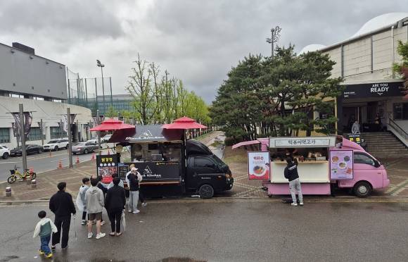 성남시는 오는 24일 성남FC경기가 열리는 탄천종합운동장 내 매점 4곳과 푸드트럭 4곳에서 1회용기 사용을 금지하고 다회용기를 사용한다.[성남시 제공]