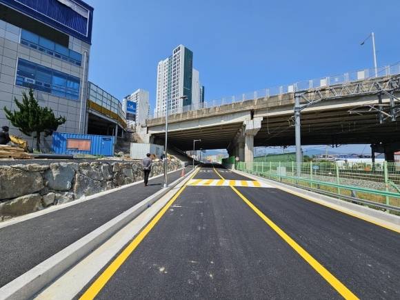 지난 10일부터 전면 개통 순천 이마트 풍덕점에서 구암지하차도 방향으로 이어지는 구암원길 일원  도로 모습.