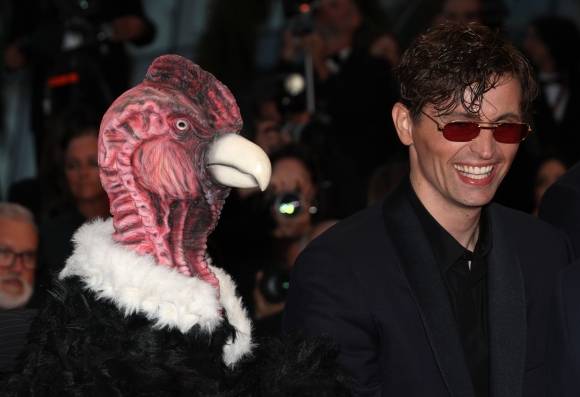 17일(현지시간) 프랑스 칸에서 열린 제78회 칸 국제영화제 ‘Die My Love ’ 시사회에서 콘도르 복장을 한 참석자와 다큐멘터리 ‘아이 러브 페루’(I Love Peru) 감독 라파엘 크나르가 레드카펫을 밟고 있다. EPA 연합뉴스