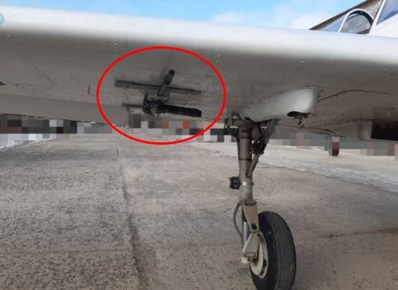 러시아군이 곧 전장에서 활용할 것으로 예상되는 Yak-52B2. 날개 아래 총이 장착돼 있다. 롭 리 엑스 캡처