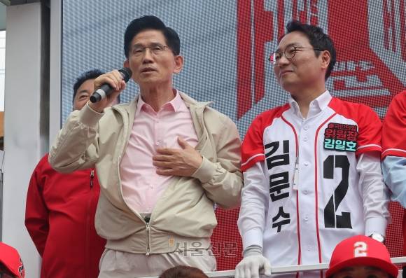 국민의힘 김문수 대선후보가 20일 오후 서울 강서구 남부골목시장 입구에 마련된 유세차량에 올라 자신은 방탄복을 입지 않았다고 발언하고 있다. 2025.5.20 안주영 전문기자